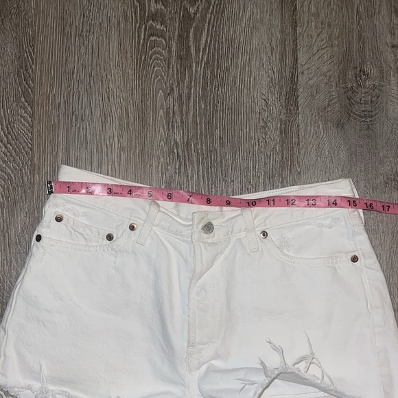 Levi's White Jean Shorts with Frayed Hem size 29 - Picture 6 of 9